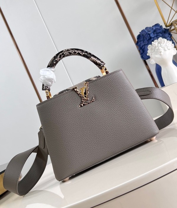 Louis Vuitton(Capucines BB)
