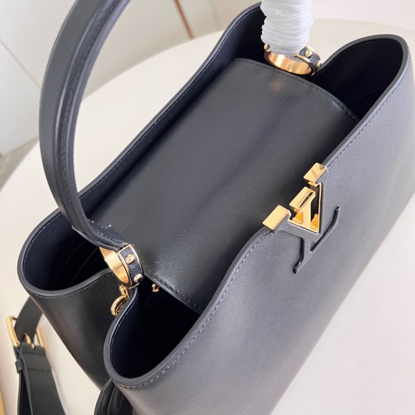 Louis Vuitton(Capucines Souple)