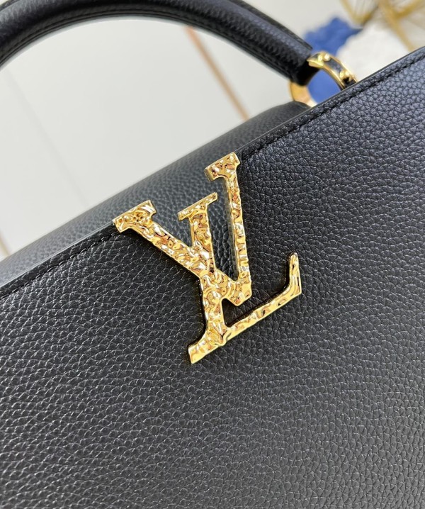Louis Vuitton(Capucines East West)